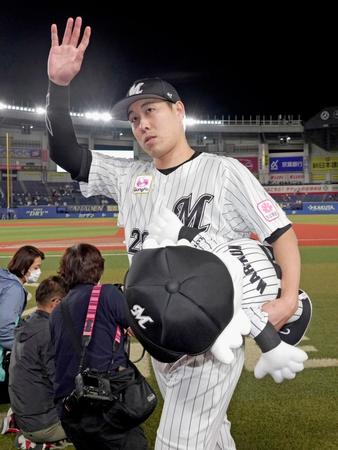 　ファンの歓声に応える西野