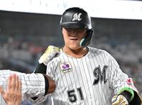 　４回、ソロ本塁打を放ちナインに迎えられる山口