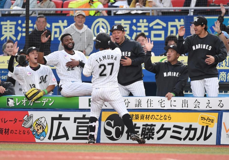 　２回、田村（２７）は２号先制ソロを放ち、ナインの祝福を受ける（撮影・佐藤厚）
