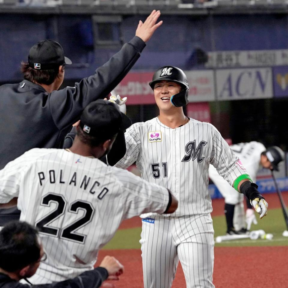 　４回、本塁打を放ちナインに迎えられる山口