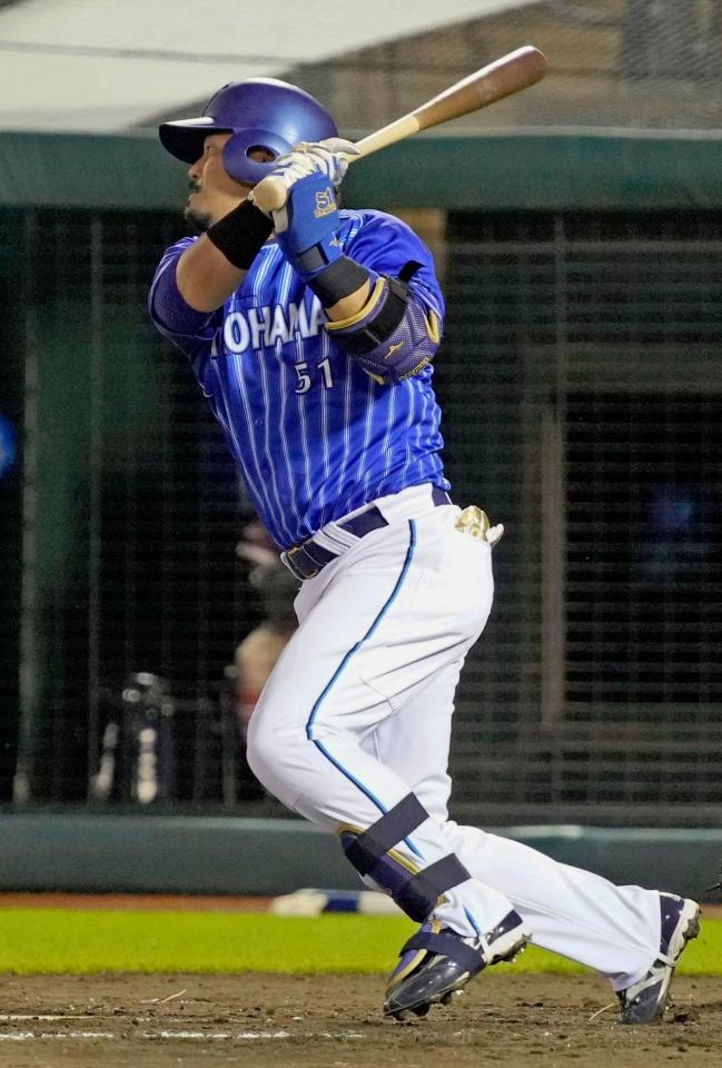 　４回、宮崎が右前に適時打を放つ