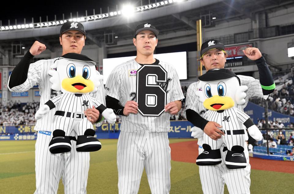 　お立ち台に並んだ（左から）山口、西野、田村（撮影・佐藤厚）