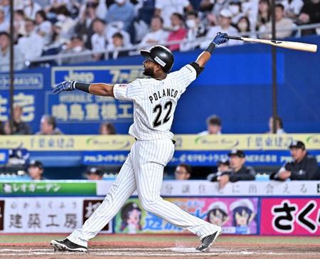 　６回、右越えソロを放つポランコ