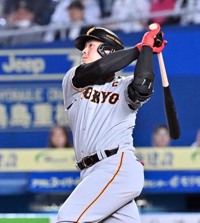 　８回、左越え２ランを放つ岡本和