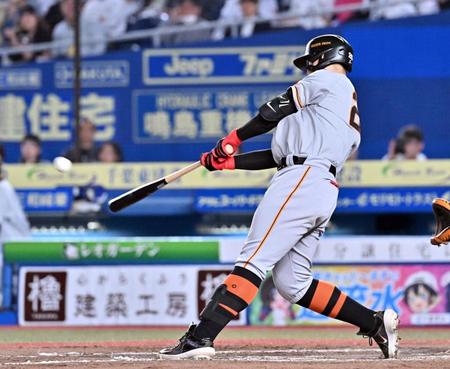 　８回、左越え２ランを放岡本和