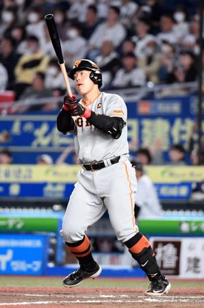 　８回、岡本和は左越えに勝ち越しの１１号２ランを放つ（撮影・佐藤厚）