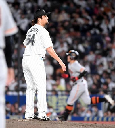 　８回、沢村は岡本和（右）勝ち越しの１１号２ランを打たれる＝（撮影・佐藤厚）