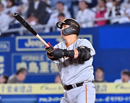 　８回、左越えソロを放つ中田