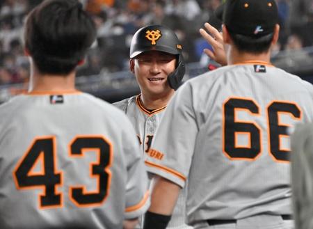 　８回、左越えソロを放ち。笑顔でナインとタッチを交わす中田（中）