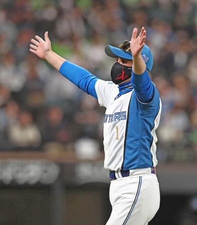 　勝利をあげ、スタンドに向かって両手を広げて喜ぶ新庄監督（撮影・中島達哉）