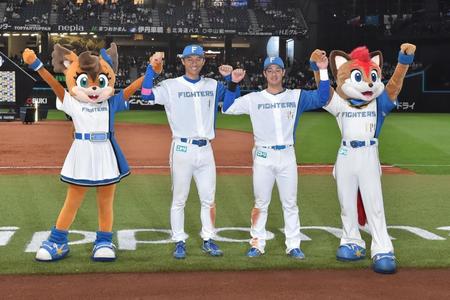 　ヒーローインタビューを終え、ポーズを決める（左から）加藤豪、福田光（撮影・中島達哉）