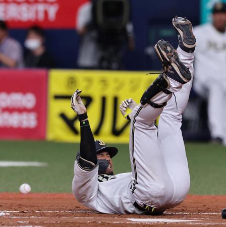 　４回、死球を受ける宗（撮影・山口登）