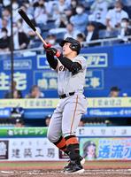 　２回、左越えソロを放つ岡本和