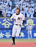 　１回、左中間に先頭打者本塁打を放った岡