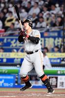 　８回、岡本和は左越えに勝ち越しの１１号２ランを放つ（撮影・佐藤厚）