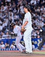 　８回、中田（左）に左越えソロを許した沢村