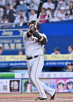 　８回、左越えソロを放つ中田