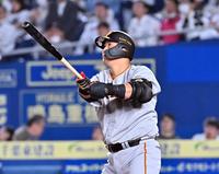 　８回、左越えソロを放つ中田