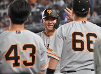　８回、左越えソロを放ち。笑顔でナインとタッチを交わす中田（中）