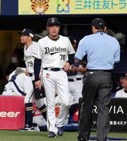 　８回、投手交代に向かう中嶋監督（撮影・山口登）