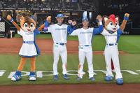 　ヒーローインタビューを終え、ポーズを決める（左から）加藤豪、福田光（撮影・中島達哉）