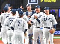 　交流戦初勝利でナインとタッチを交わす渡部（右から２人目）＝撮影・西岡正