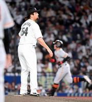 　８回、沢村は岡本和（右）勝ち越しの１１号２ランを打たれる＝（撮影・佐藤厚）
