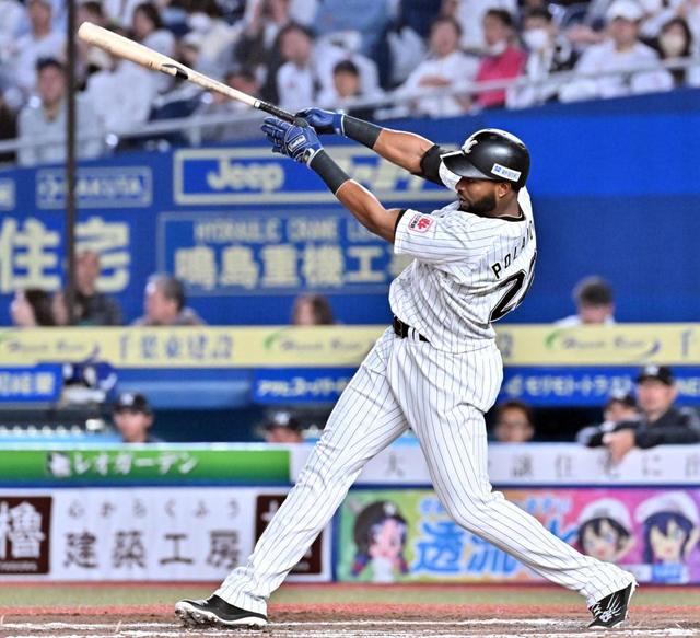 グレゴリー・ポランコ選手の投げ込みボールです ロッテ打線が戸郷から3発！ポランコは古巣相手に「パワー！」6