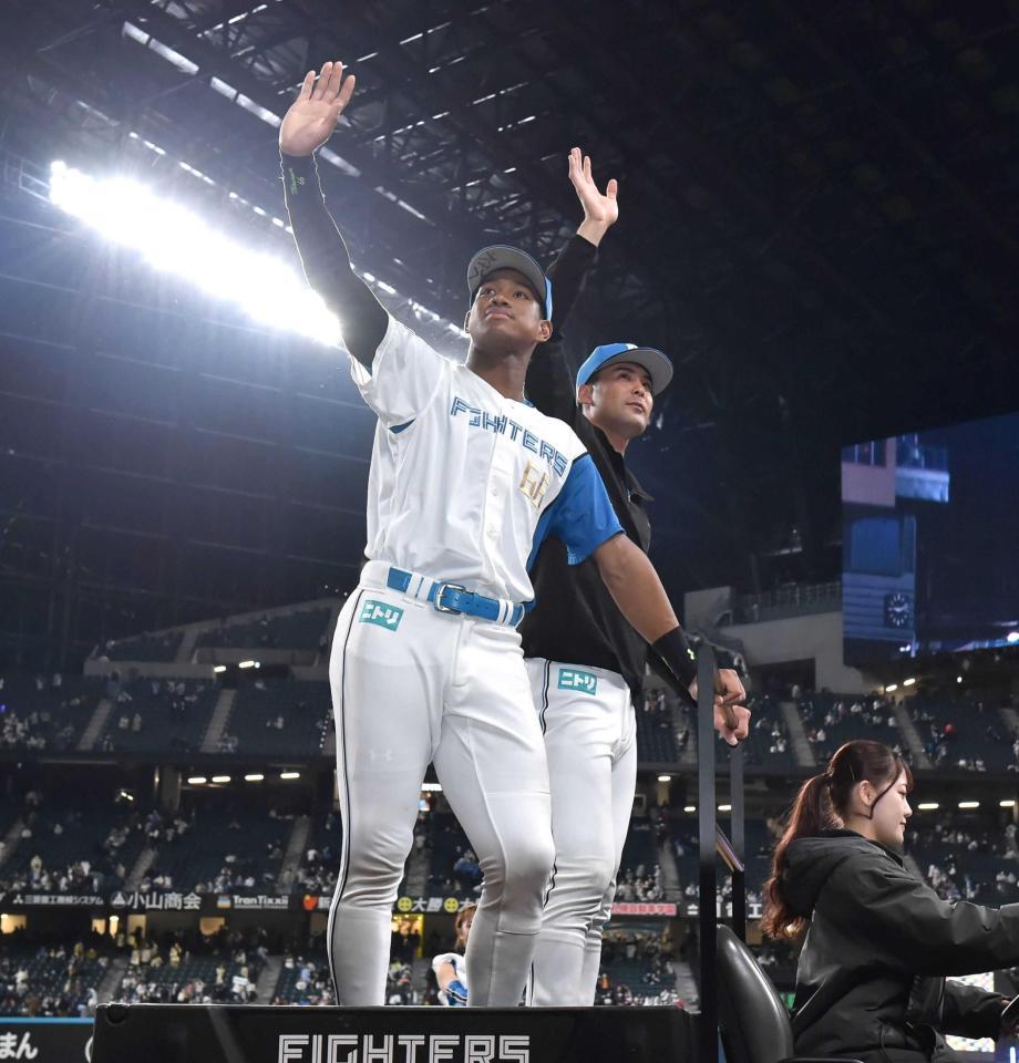 　場内一周しながらスタンドのファンに手を振る万波（左）と上原（撮影・中島達哉）