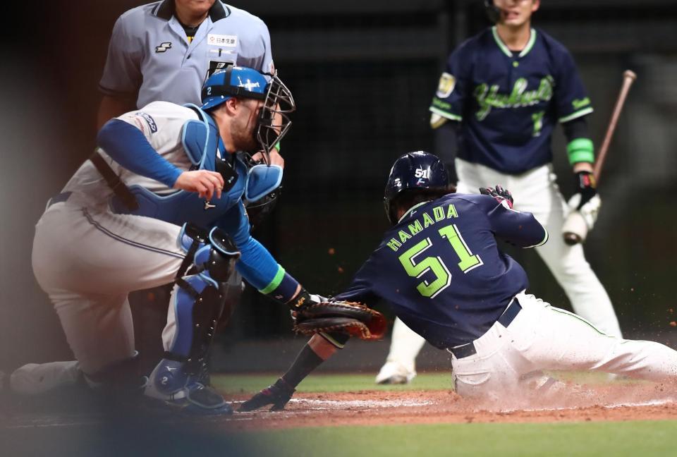 　４回、中村の安打で本塁を狙うもアウトになる二走・浜田（撮影・中島達哉）