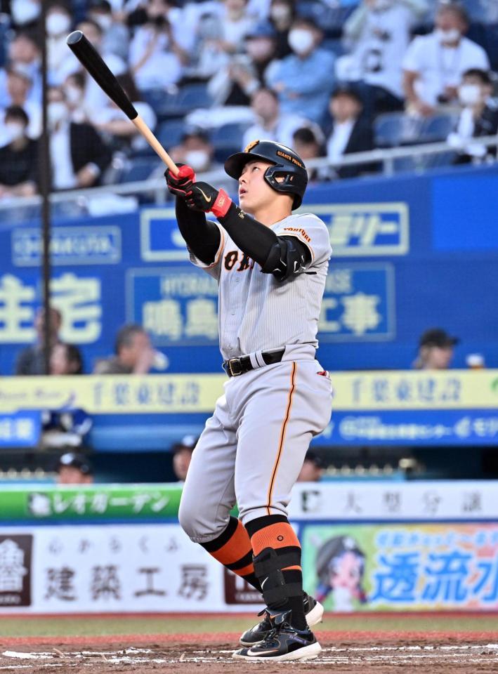 　２回、左越えソロを放つ岡本和