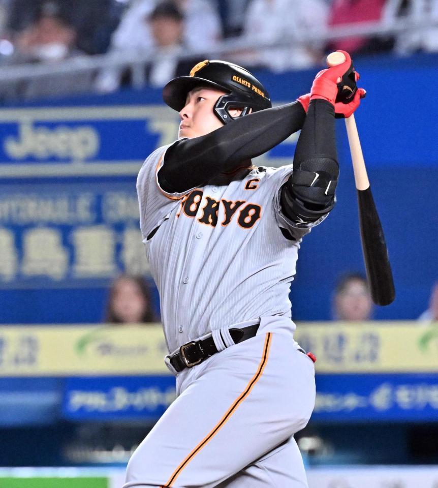 　８回、左越え２ランを放つ岡本和