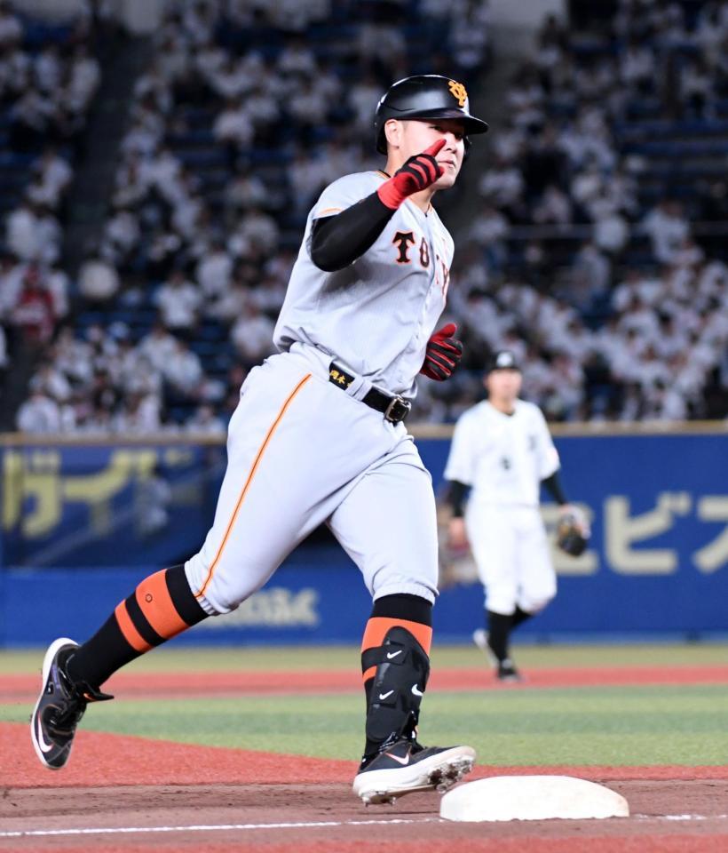 　８回、岡本和は左越えに勝ち越しの１１号２ランを放つ（撮影・佐藤厚）