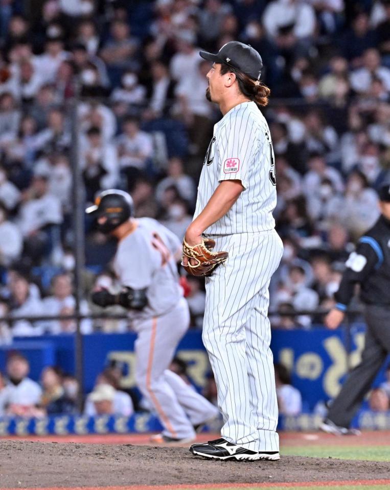 　８回、中田（左）に左越えソロを許した沢村