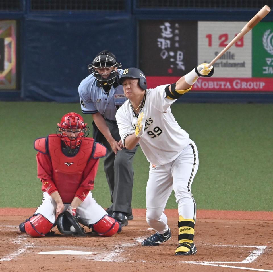 　４回、空振り三振に倒れる杉本（撮影・飯室逸平）