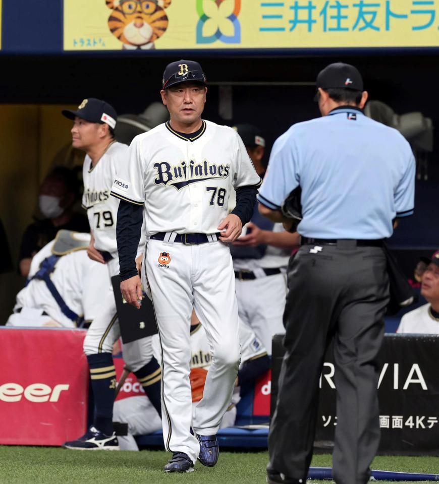 　８回、投手交代に向かう中嶋監督（撮影・山口登）