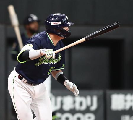 　１回、先制適時打を放つ村上（撮影・中島達哉）