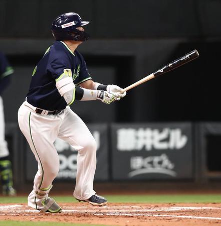 　３回、２ランを放つ村上（撮影・中島達哉）