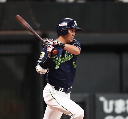 　３回、二塁への内野安打を放つ川端（撮影・中島達哉）