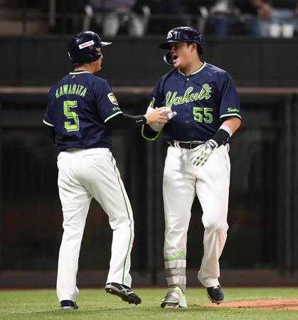 　３回、２ランを放ち、川端（左）に迎えられる村上（撮影・中島達哉）