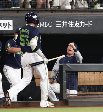 　３回、村上（左）をベンチで迎える高津監督（撮影・中島達哉）