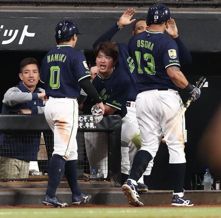 　８回、生還した並木（左）と犠飛を放ったオスナ（右）をベンチで迎える村上（中央）＝撮影・中島達哉