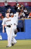 　６回、安田の遊飛を坂本が落球、失策となる（撮影・佐藤厚）