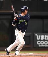 　７回、適時打を放つ川端（撮影・中島達哉）