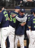 　勝利をあげ、サイスニード（左）と抱き合う高津監督＝撮影・中島達哉