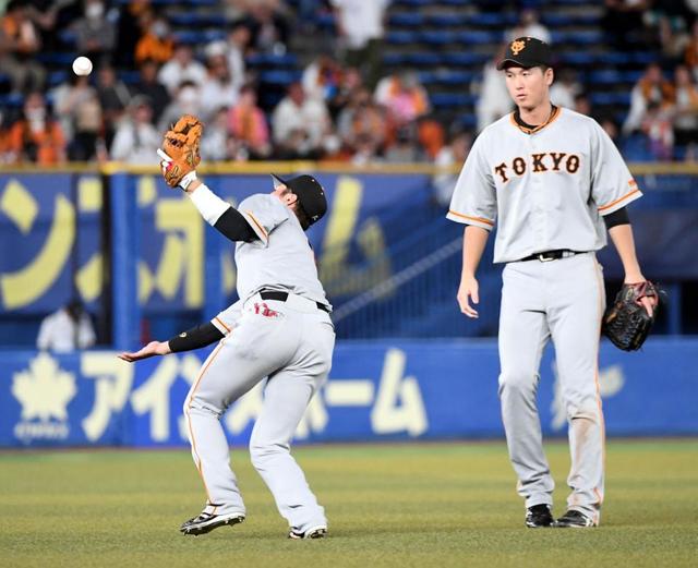 【写真】グラブで捕れず、素手の右手を懸命に伸ばすも　坂元の執念届かず