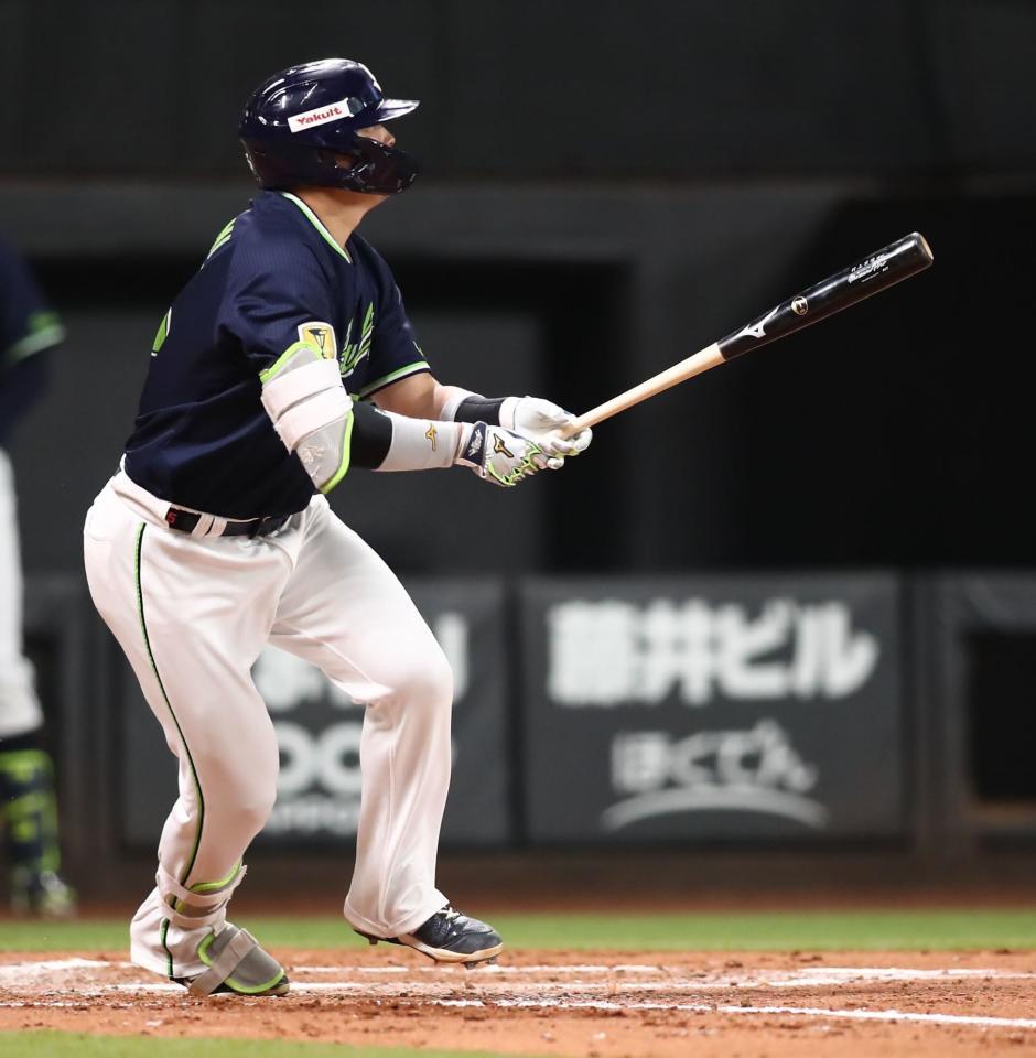 　３回、２ランを放つ村上（撮影・中島達哉）