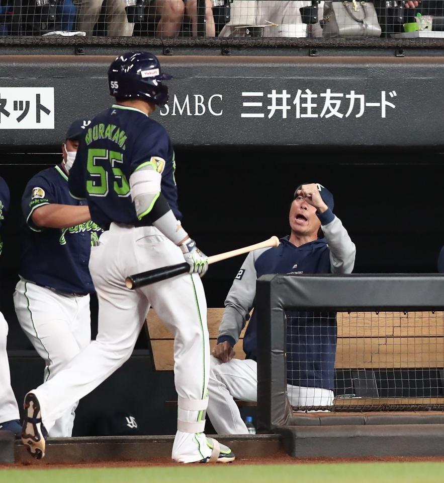 　３回、村上（左）をベンチで迎える高津監督（撮影・中島達哉）