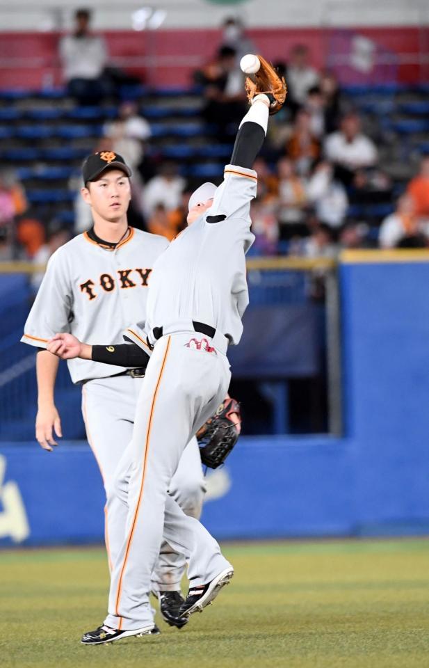 　６回、安田の遊飛を坂本が落球、失策となる（撮影・佐藤厚）