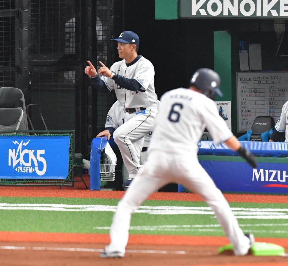 　１回、川越のバントで三塁アウトの判定にリクエストを要求する松井監督（撮影・西岡正）